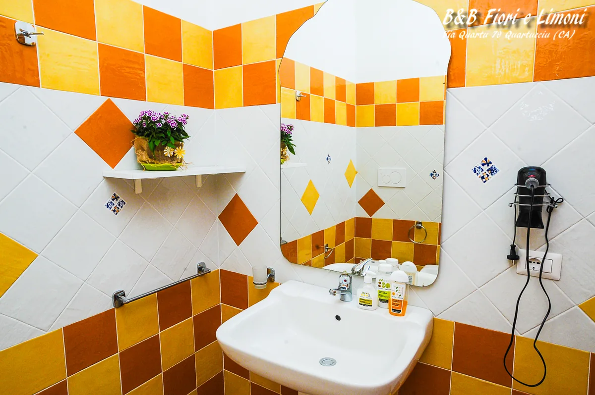 Il bagno con le ceramiche gialle e arancio