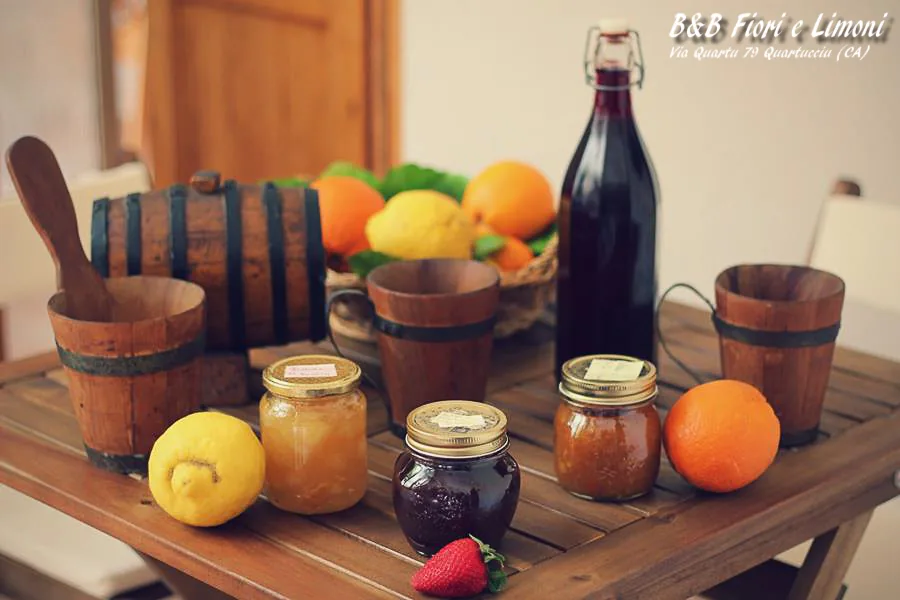 Marmellate fatte in casa, agrumi e frutta fresca